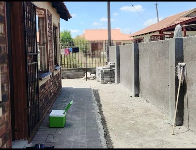 3 BEDROOM HOUSE FOR SALE IN SERALENG